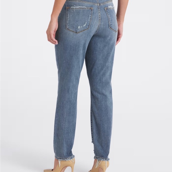 Distressed High-Waist Jeans 🩵 - Picture 3 of 7